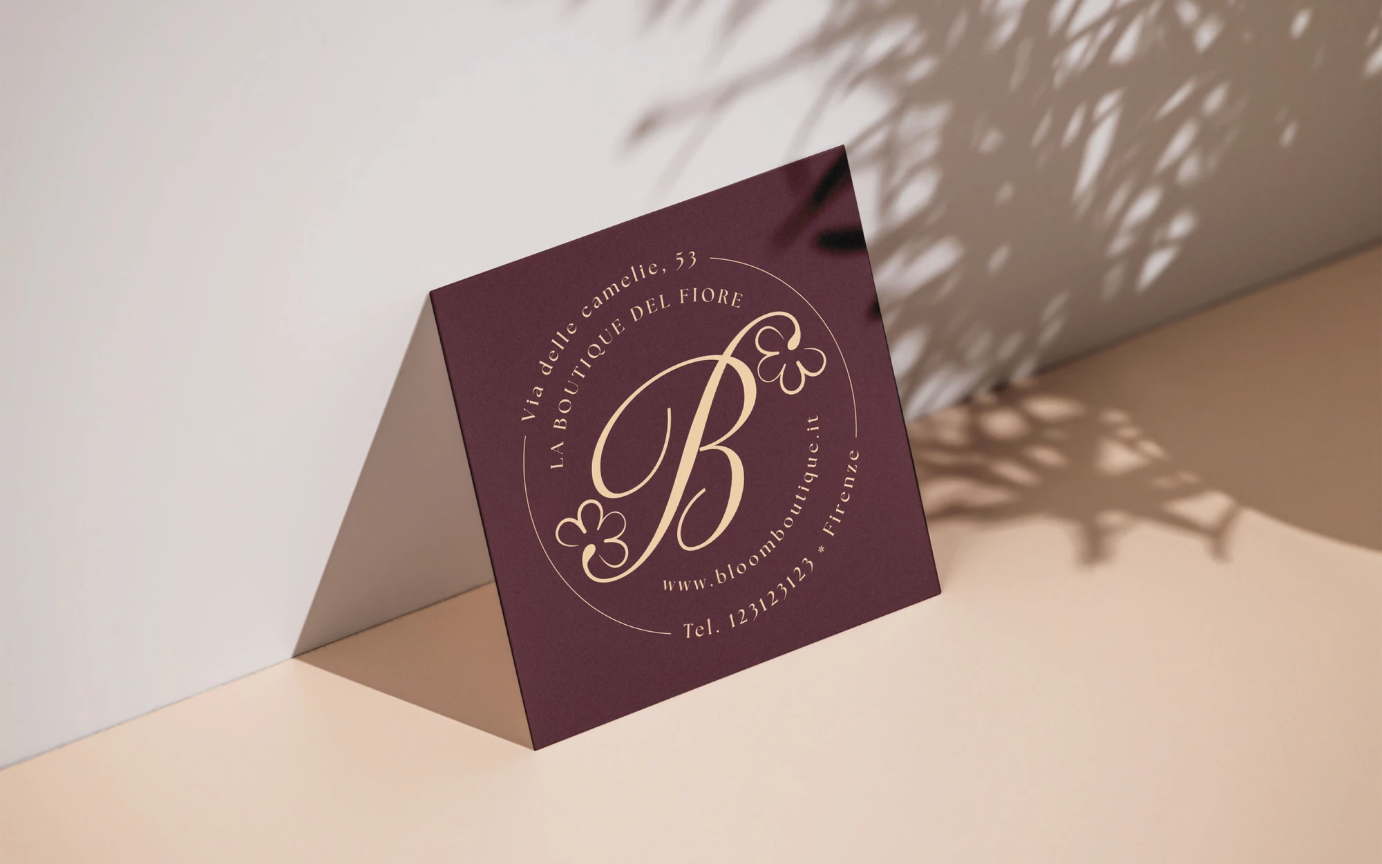 Mockup di cartoncino Bloom con monogramma bordeaux