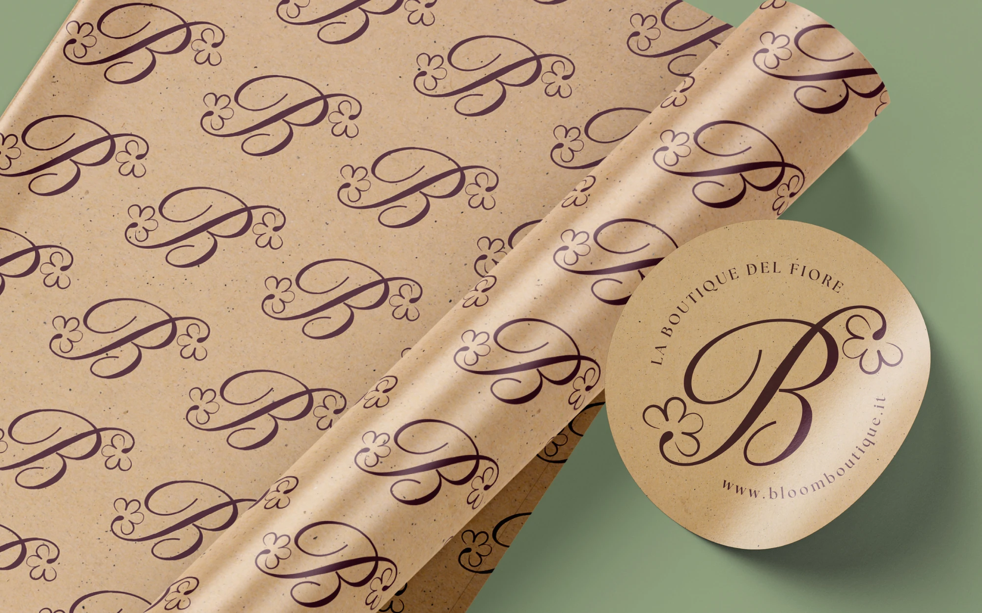 Carta con pattern del monogramma Bloom ed etichetta circolare