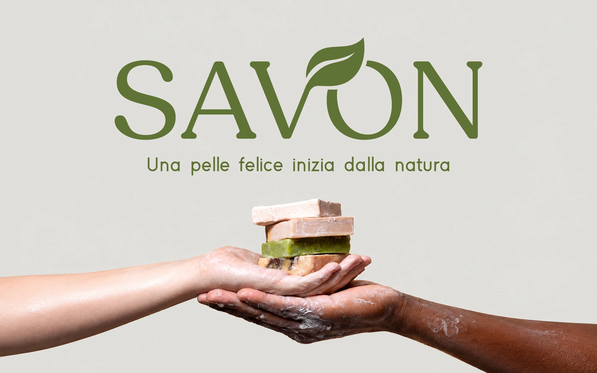 Logo Savon sopra due mani che sostengono saponi